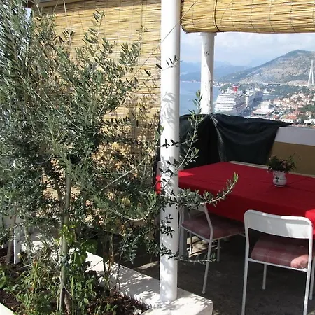Casa de hóspedes Sinistaj 2*